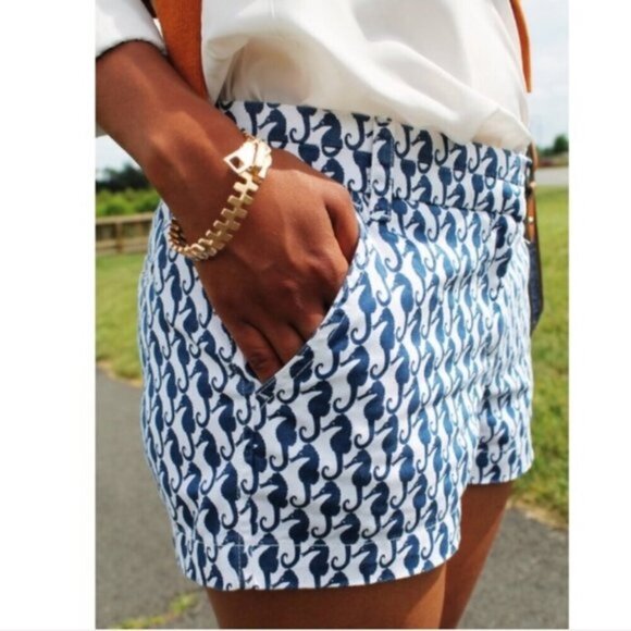 J Crew White Navy Blue Seahorse Beach Print Low Rise Stretch Cotton Shorts - Picture 1 of 6